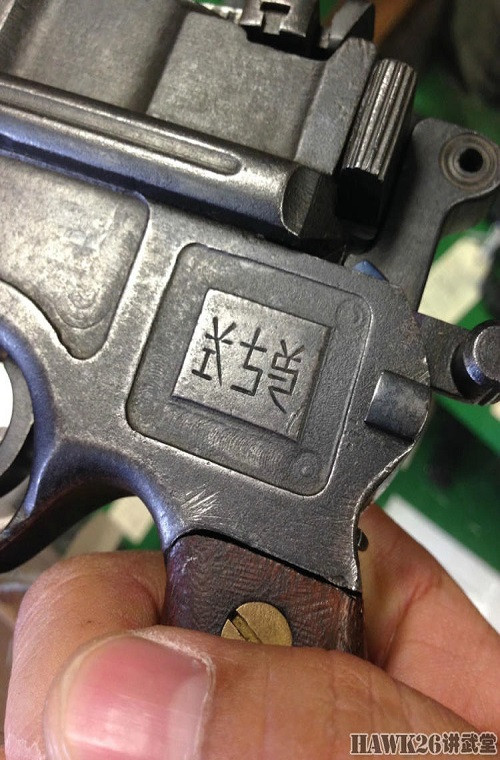 Nhiều khả năng khẩu súng ngắn Type 17 này được nhập vào Mỹ trong những năm 1980 và nguồn gốc của chúng có thể xuất phát từ Đài Loan hoặc Hồng Kông. Theo năm tháng tình trạng của khẩu súng này cũng không còn thực sự tốt. Nguồn ảnh: QQ.