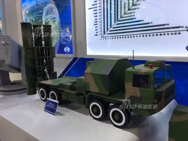 Trong ảnh, hệ thống tên lửa phòng không HQ-9 của Trung Quốc vừa được trưng bày tại triển lãm quốc phòng Pakistan. Điều đó cho thấy quân đội nước này rất quan tâm đến hệ thống phòng không tầm xa do Trung Quốc chế tạo. Ảnh: Sina