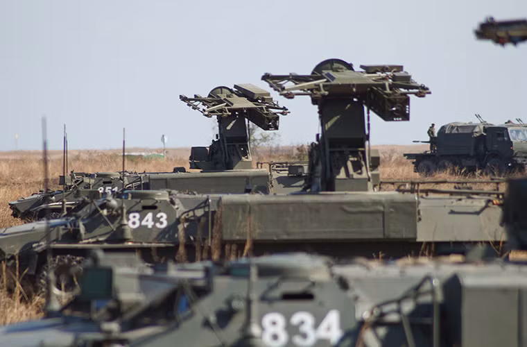 Đạn tên lửa của Strela-10 sử dụng 2 phương pháp dẫn đường gồm: tương phản ảnh (nghĩa là đầu tự dẫn quang – ảnh trên tên lửa nhận diện mục tiêu và dẫn đường thụ động cho tên lửa) và tự dẫn hồng ngoại (bám theo nguồn nhiệt cao do mục tiêu phát ra).