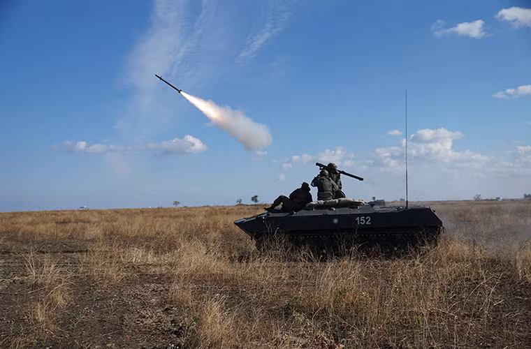 Thay vì lựa chọn các địa điểm cố định để triển khai tên lửa 9K38 Igla thì lính dù Nga lại sử dụng xe bọc thép đổ bộ đường không BTR-D nhằm tăng khả năng cơ động, bên cạnh đó nó cũng có thể mang theo nhiều tên lửa hơn.