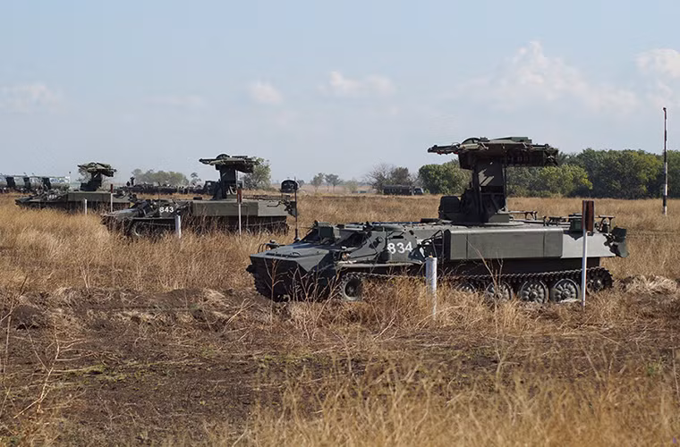 Mỗi tổ hợp 9K35 Strela-10 được trang bị 4 ống phóng tên lửa đất đối không 9M333 hoặc 9M37MD với tầm bắn hiệu quả từ 4-5km.