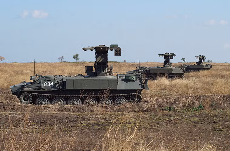 Còn hệ thống radar 9S86 "SNAP SHOT" được tích hợp sẵn trên Strela-10 có tầm hoạt động từ 450 đến 10.000m.