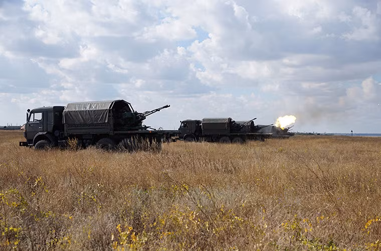 Đội hình pháo phòng không ZU-23-2 23mm của VDV huấn luyện bắn đạn thật tại Krasnodar.