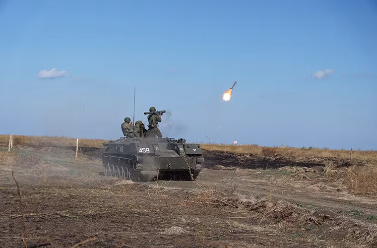 Ngay cả với kíp chiến đấu đầy đủ BTR-D chỉ nặng tối đa 8.5 tấn với tầm hoạt động hiệu quả 500km và nó còn có cả khả năng lội nước. Trang bị vũ khí của nó chỉ các mẫu súng bộ binh hạng nhẹ.