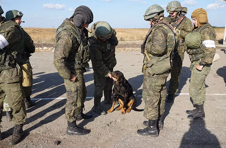 Phút giây thư giãn của lính dù Nga với chú chó trong đơn vị.