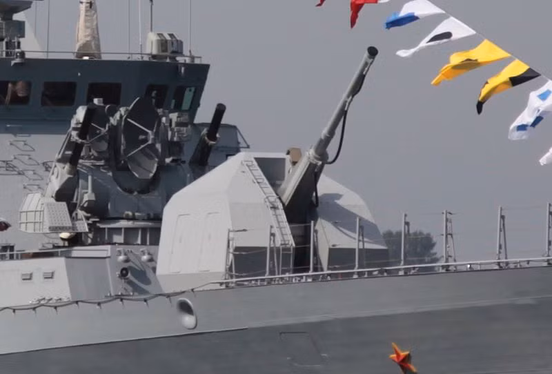 Ngoài ra, trên tàu còn có pháo hạm 100mm A-190 có uy lực rất mạnh với cả mục tiêu trên không - trên biển cùng hai bệ module vũ khí phòng không kết hợp pháo - tên lửa phản ứng nhanh Kashtan CIWS. Nguồn ảnh: Wiki