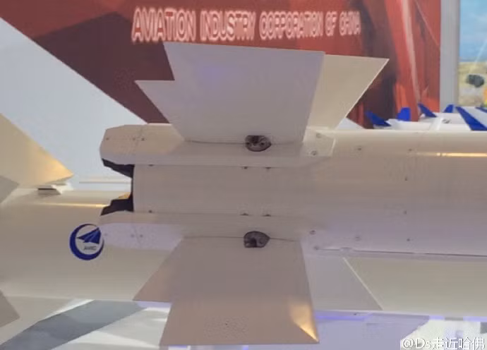 PL-10 được cho là sử dụng động cơ nhiên liệu rắn kiểm soát vector lực đẩy cho phép cơ động nhanh trong phạm vi hẹp. Đây là tính năng thường thấy trên các loại tên lửa không đối không tiên tiến của Nga, Mỹ, Israel. Ảnh: News.qq