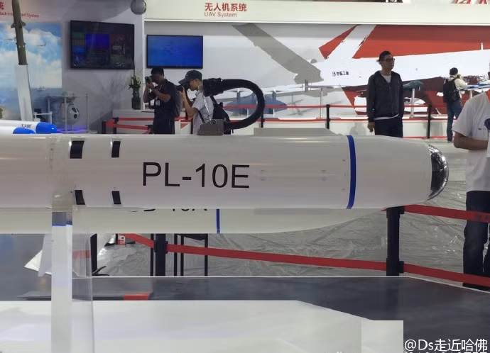 Tên lửa có thể kết nối với hệ thống nhắm mục tiêu trên mũ bay cho phép phi công khóa mục tiêu bằng tầm nhìn. Nhà sản xuất nói rằng PL-10E có khả năng khóa mục tiêu sau khi phóng, tuy nhiên tính năng này chưa được xác nhận. Ảnh: News.qq