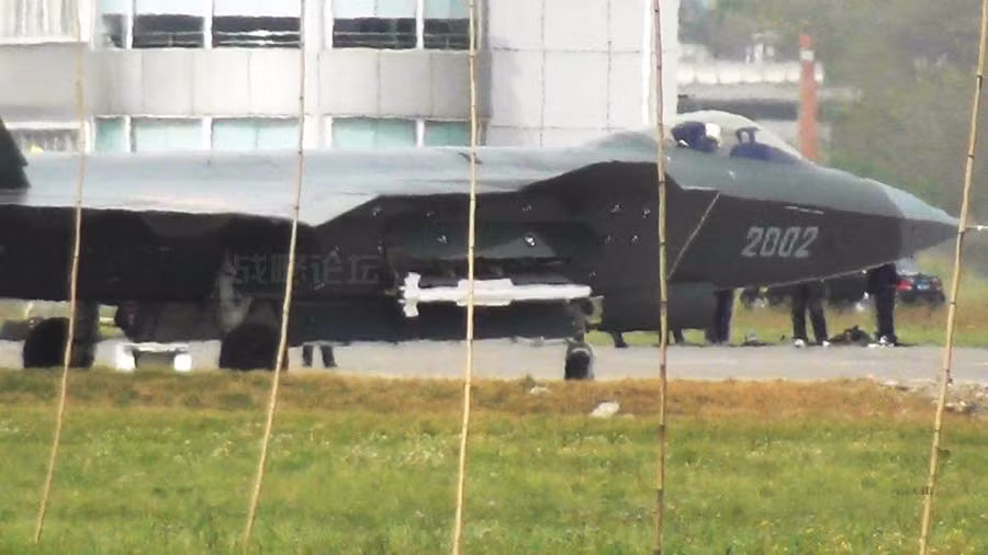 PL-10E được nhìn thấy lần đầu gắn trên khoang vũ khí của tiêm kích tàng hình J-20 vào năm 2013. Nhiều khả năng tên lửa này là vũ khí không đối không tầm ngắn chính của J-20. Ảnh: Guancha