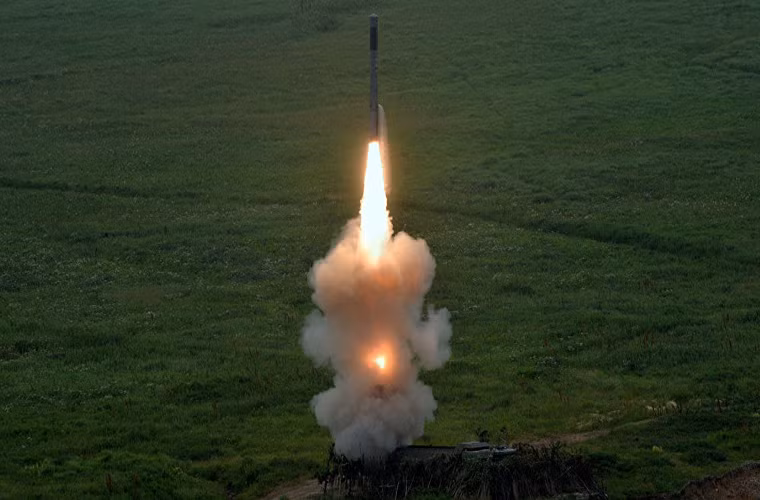 Tên lửa P-800 Oniks có tầm bắn lên tới 600km (phiên bản xuất khẩu Yakhont cắt giảm xuống 300km), hoàn toàn miễn nhiễm với các biện pháp áp chế điện tử. Tốc độ hành trình bay của P-800 Oniks/Yakhont có thể đạt Mach 2,5-3 và mỗi tên lửa được trang bị một đầu đạn nổ cực mạnh nặng 200kg đủ khả năng đánh chìm các tàu chiến trên 5.000 tấn. Nguồn ảnh: Bastion-Opk.