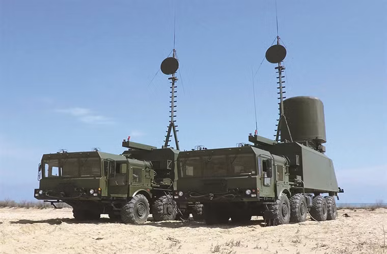 Trong ảnh là tổ hợp giám sát đường không và mặt biển Monolit B hoạt động trong cùng tổ hợp Bastion-P với nhiệm vụ chính là phát hiện, theo dõi mục tiêu và chỉ thị mục tiêu cho tên lửa. Hệ thống có khả năng phát hiện 50 mục tiêu vượt đường chân trời với cự ly 250km trong chế độ thụ động và 450km trong chế độ chủ động. Nguồn ảnh: Concern-Agat.