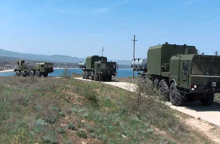 Tổ hợp tên lửa phòng thủ bờ biển Bal-E (Định danh NATO là SSC-6 Sennight) được Quân đội Nga đưa vào trang bị vào năm 2008, nó được thiết kế bảo vệ các căn cứ hải quân, các mục tiêu và hạ tầng ven biển với phạm vi trải dài đến 400km. Nguồn ảnh: Cont.ws.