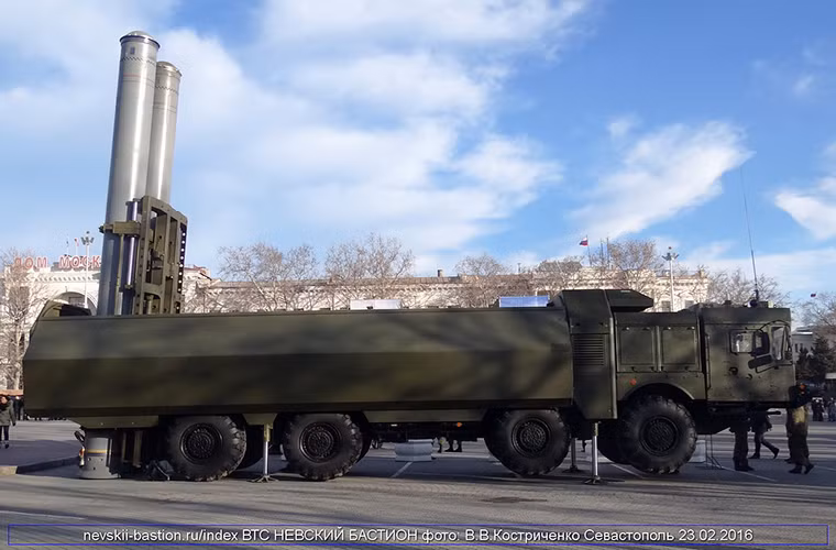 Giống như Bal-E, Bastion-P cũng được thiết kế để bảo vệ và phòng thủ bờ biển tại các khu vực có vai trò chiến lược như căn cứ hải quân hoặc cơ sở hạ tầng quan trọng ven biển. Tuy nhiên Bastion-P lại có khả năng tác chiến cao hơn và nó cũng không có giới hạn mục tiêu. Nguồn ảnh: Bastion-Opk.