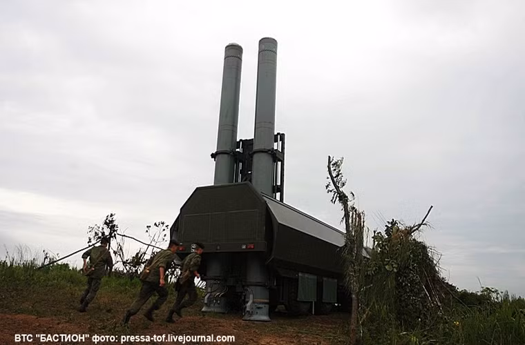 Một tổ hợp Bastion-P được biên chế 4 bệ phóng di động K-340P, 1-2 xe chỉ huy trung tâm K380P MBU, 4 xe tiếp đạn K-342P TZM và một số đơn vị hổ trợ hậu cần khác. Nguồn ảnh: Bastion-Opk.