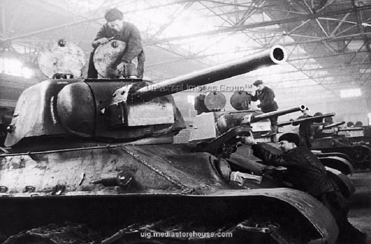 Và cuối cùng không thể không nhắc đến những chiếc xe tăng T-34 của Liên Xô trong CTTG 2 một trong những vũ khí giúp hồng quân đánh bại phát xít Đức. Nguồn ảnh: War History.