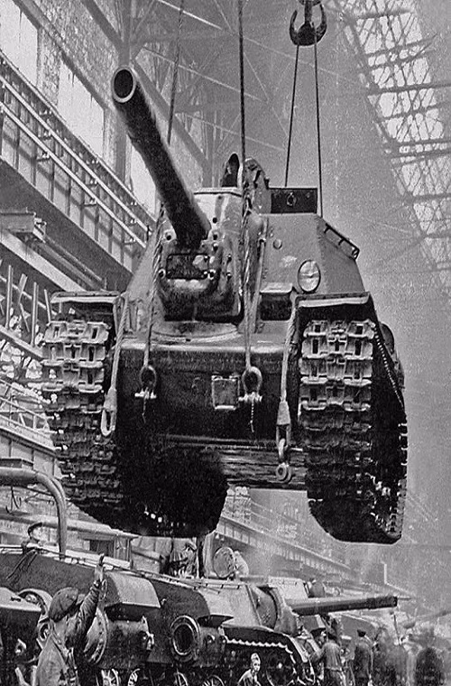ISU-152 được xem là một con quái vật trên chiến trường với sức mạnh hỏa lực áp đảo mọi loại xe tăng của Đức khi đó, nó được trang bị pháo chính tới 152mm với tầm bắn có thể đạt 18.000m. Nguồn ảnh: War History.
