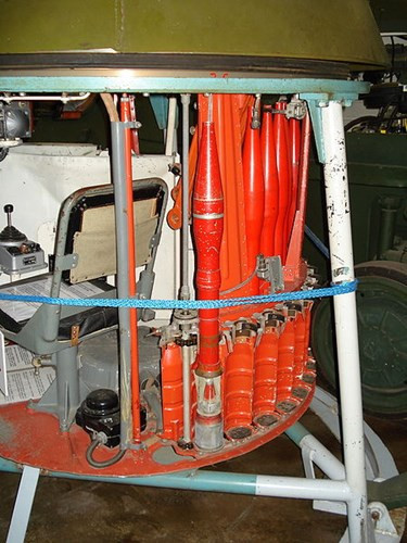 Từ thực tế trên, tháng 10/2013, thực hiện sự chỉ đạo của Thủ trưởng TCKT và Cục Quân khí về việc xây dựng bộ quy trình sửa chữa, nâng cấp vừa đối với đạn chống tăng 73mm, Xưởng 265 đã chủ động liên hệ mời các chuyên gia giàu kinh nghiệm về lĩnh vực điện tử, tên lửa của Viện Khoa học và Công nghệ quân sự (Bộ Quốc phòng) để phối hợp nghiên cứu, xây dựng bộ quy trình công nghệ với 20 công đoạn và áp dụng, huấn luyện cán bộ, nhân viên kỹ thuật khai thác, vận hành. Ảnh: Đạn chống tăng PR-15B nằm trong tháp pháo xe chiến đấu bộ binh BMP-1.