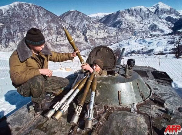 Ngòi nổ của đạn là ngòi nổ dạng áp điện đầu-đáy kiểu chạm nổ tức thì, giống ngòi BP-7 lắp cho đạn chống tăng B41 và có nguyên lý hoạt động tương tự đạn chống tăng B41, chỉ khác là liều phóng ban đầu của đạn 73mm lại giống đạn pháo…