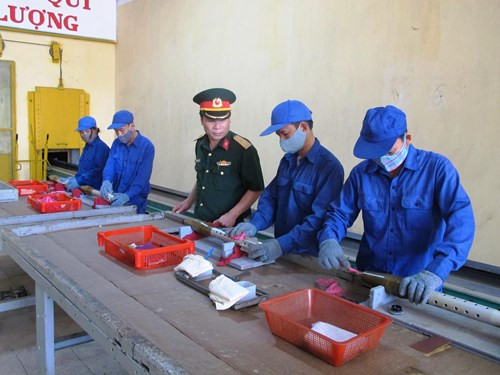 Được Tổng cục Kỹ thuật (TCKT) giao nhiệm vụ, Xưởng 265 (Cục Quân khí, TCKT) đã nỗ lực khắc phục khó khăn, sáng tạo nghiên cứu, hoàn toàn làm chủ quy trình công nghệ sửa chữa vừa đối với đạn chống tăng 73mm (PR-15B), giúp tăng niên hạn sử dụng đối với một số lượng lớn đạn chống tăng cho xe chiến đấu bộ binh BMP-1. Ảnh: Bảo dưỡng đạn chống tăng PR-15B tại Xưởng 265.