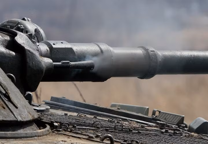 BMP-1 còn có đại liên PKT 7,62mm đặt ở bên phải pháo chính với cơ số 2.000 viên đạn.