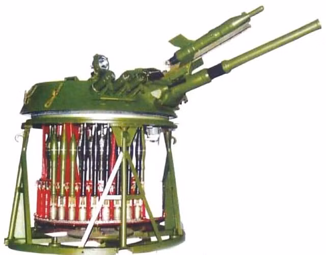 BMP-1 gần như là phương tiện chiến tranh đầu tiên của Liên Xô trang bị hệ thống nạp đạn tự động. Và đây cũng là mẫu xe bọc thép đầu tiên của Việt Nam có hệ thống nạp đạn tự động. Đạn được bố trí theo vòng tròn quanh tháp pháo, và sẽ có một cơ cấu đẩy đạn vào bên trong nòng pháo chính. Tốc độ bắn ước đạt 8-10 phát/phút - rất cao.