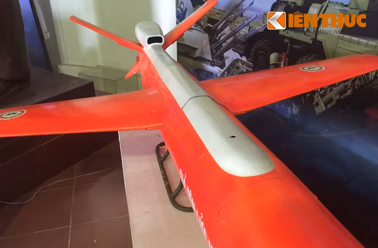 “Tên lửa hành trình” UAV-04 hiện được trưng bày giới thiệu công khai tại Bảo tàng Phòng không – Không quân. Quan sát bề ngoài cho thấy, UAV-04 mô phỏng hệt các loại tên lửa hành trình đối đất trên thế giới như Tomahawk, Kalibr 3M14T. Tất nhiên tính năng kỹ chiến thuật thì không thể bằng.