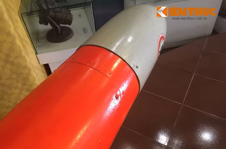 Thiết bị mang tiêu chuẩn trên UAV-04 gồm: 1 cầu phản xạ sóng điện từ (2,5m2); X, UHF, Ku, L band; 1 thấu kính Luneburg (2m2); X, L Band.