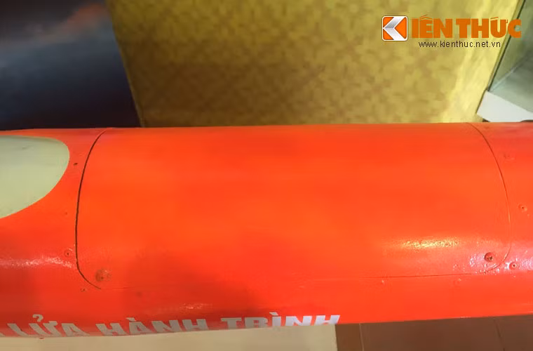 "Tên lửa hành trình" UAV-04 có sải cánh dài 3m42, khối lượng 50kg (khô) và lên tới 120kg (có nhiên liệu), khối lượng mang tải 70kg. Ảnh cận cảnh nắp mở khoang chứa thiết bị trên thân UAV-04.