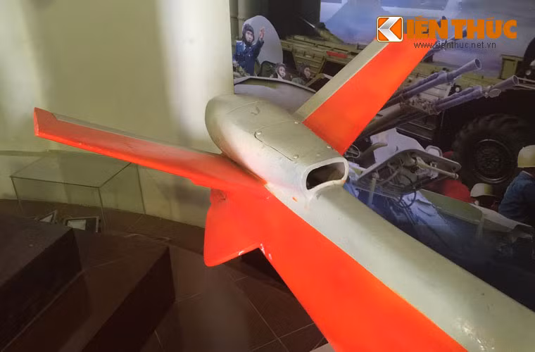 Với tầm hoạt động như vậy, UAV-04 nếu mang đầu đạn sát thương thì có tầm bắn lên tới 500-600km, hoặc có thể làm nhiệm vụ UAV cảm tử (mang đầu đạn sát thương, vừa mang khí tài do thám) ở cự ly hàng trăm km.