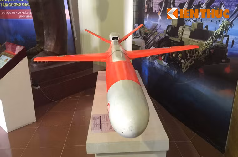 Nhằm thiết kế bia bay mục tiêu phù hợp để huấn luyện kíp chiến đấu tên lửa S-300PMU1 và phi hành đoàn tiêm kích Su-30MK2, Ban nghiên cứu mục tiêu bay (Quân chủng Phòng không – Không quân) đã thiết kế, chế tạo thành công phương tiện bay không người lái UAV-04 đóng giả “ tên lửa hành trình”.