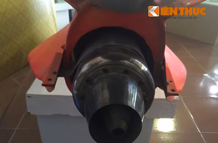 Cận cảnh vòi phun của động cơ tuốc bin phản lực trên UAV-04. Việc chế tạo động cơ phản lực kích thước nhỏ như vậy là không dễ dàng, nhưng chúng ta đã làm được, đây là minh chứng rõ nét cho sự tiến bộ vượt bậc của CNQP Việt Nam.