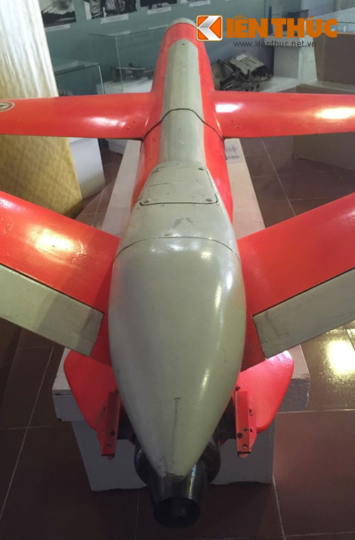 "Tên lửa hành trình" UAV-04 có thể cất cánh bằng đường băng (cần 1.000m) hoặc giá phóng. Khi hạ cánh bằng đường băng cần 1.500m đường hoặc hạ cánh bằng dù. UAV hoạt động theo chương trình bay tự động, định vị quán tính INS, vệ tinh GPS.