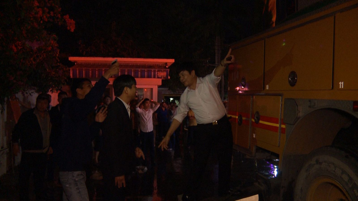 Chỉ đạo cứu cháy tại hiện trường.