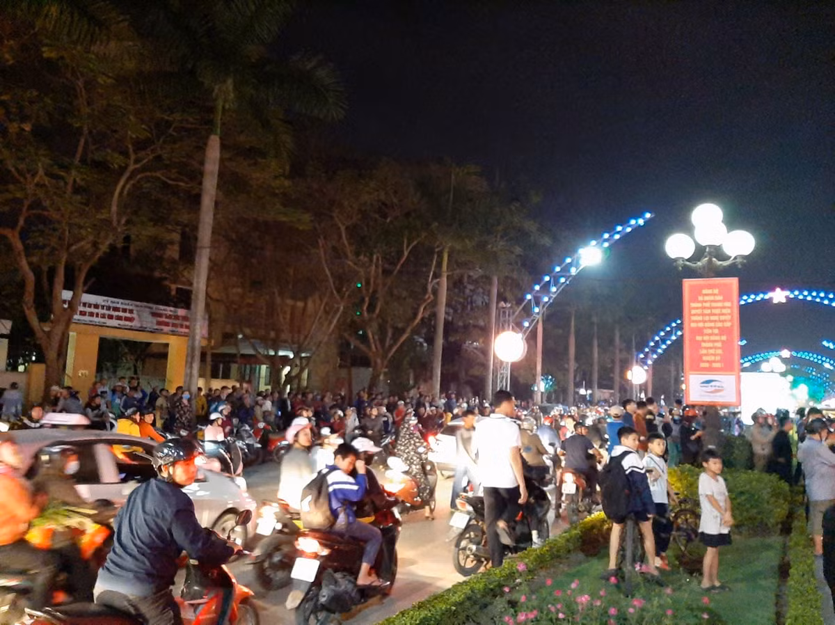 Nhiều người dân bàng hoàng về vụ cháy.