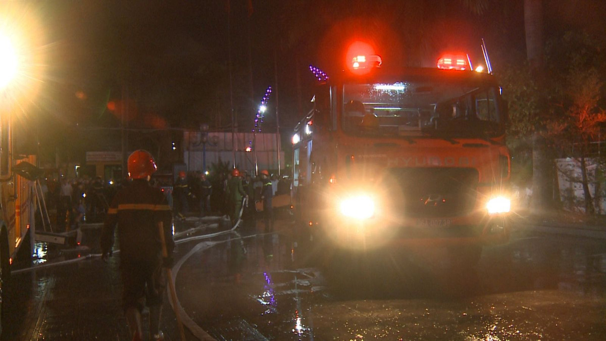 Nhận được tin báo cháy, lực lượng Cảnh sát PCCC và cứu nạn cứu hộ Công an tỉnh Thanh Hóa đã điều động hơn 10 xe chữa cháy chuyên dụng, xe bồn, xe thang và hơn 100 cán bộ chiến sĩ nhanh chóng có mặt tại hiện trường phối hợp với các lực lượng tại chỗ tiến hành dập tắt đám cháy. Tuy nhiên, ngọn lửa cháy rất mạnh từ bên trong nên công tác dập lửa gặp nhiều khó khăn. 