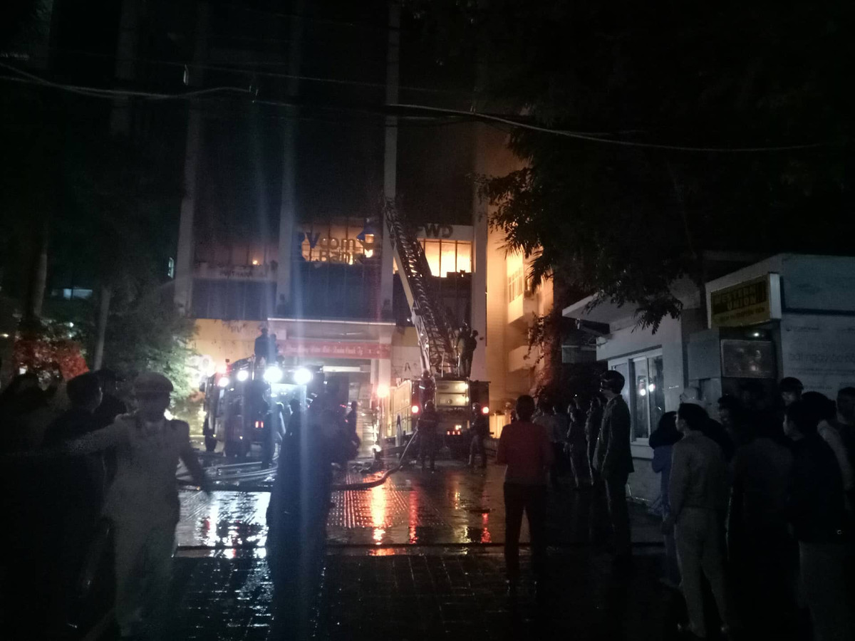 Lực lượng PCCC dùng xe thang cứu cháy và tiến hành cứu hộ các nạn nhân mắc kẹt.