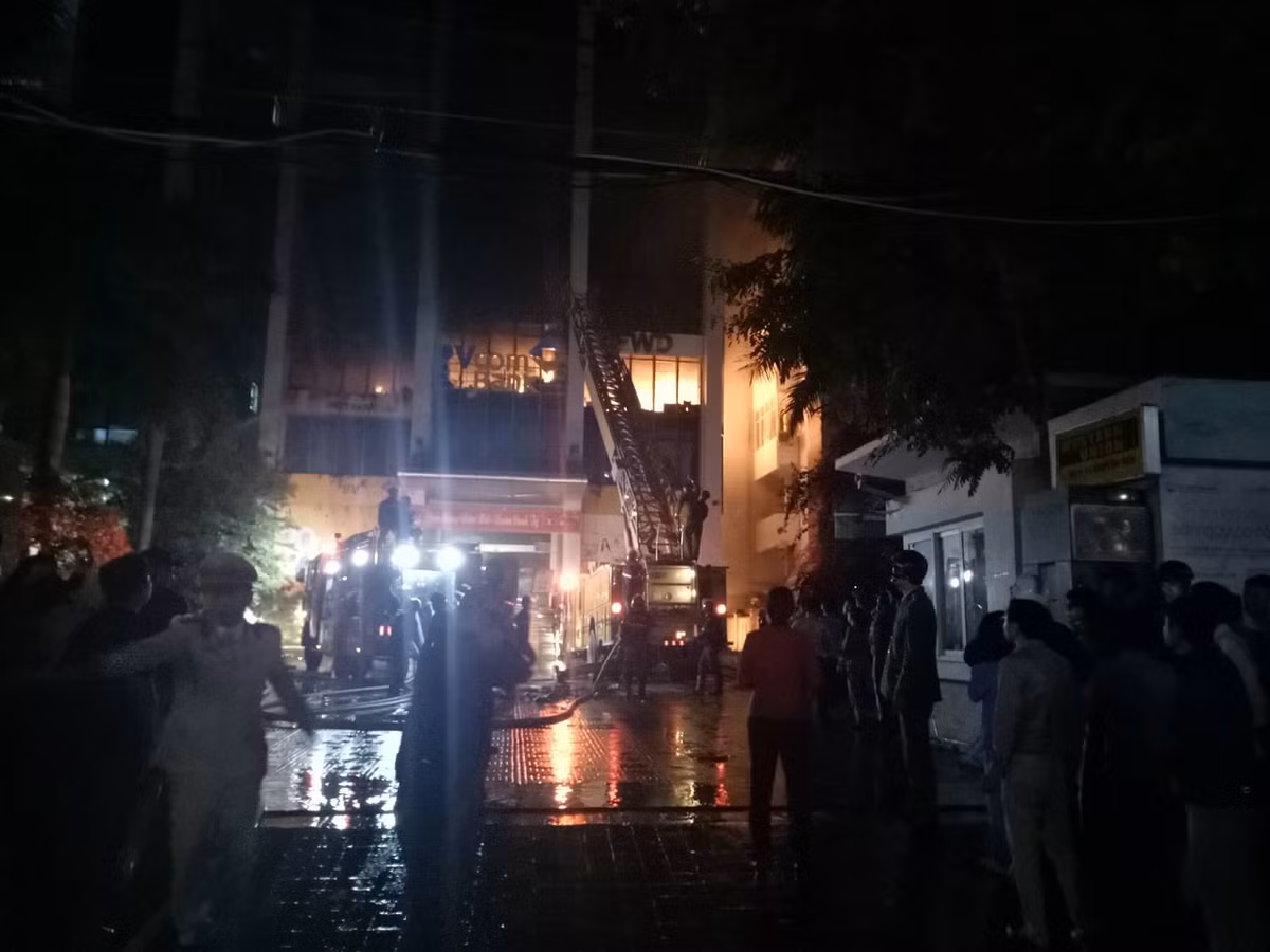 Lực lượng PCCC dùng xe thang cứu cháy và tiến hành cứu hộ các nạn nhân mắc kẹt.