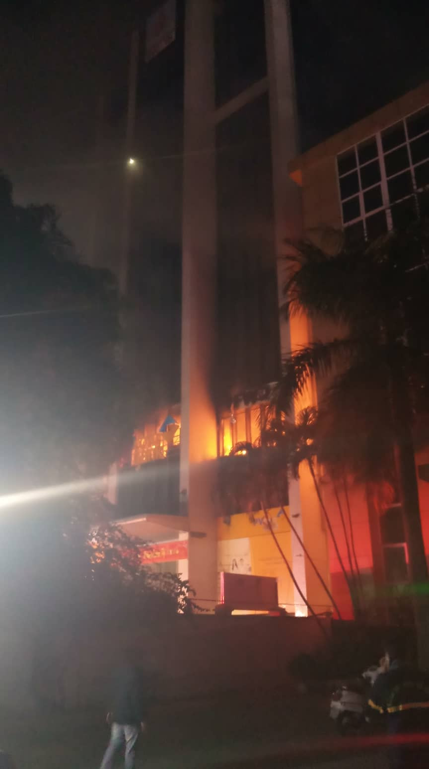 Công tác chữa cháy gặp nhiều khó khăn do ngọn lửa bùng phát lớn.