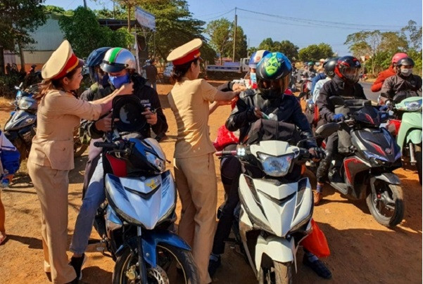 CSGT doi mu bao hiem cho nguoi dan: “Lam mau” hay “nghia dep“?