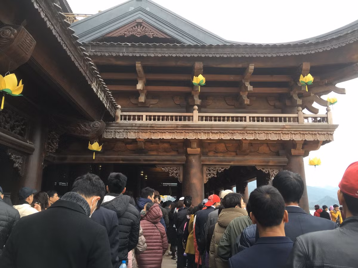 Để sử dụng dịch vụ này, du khách phải xếp hàng mua vé với giá 200.000đ/ lượt.