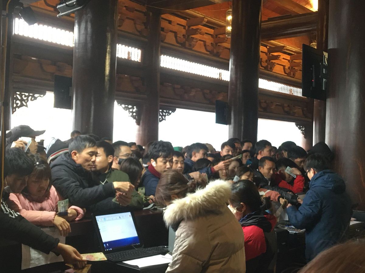 Cảnh dòng người chen đẩy nhau để sử dụng dịch vụ.