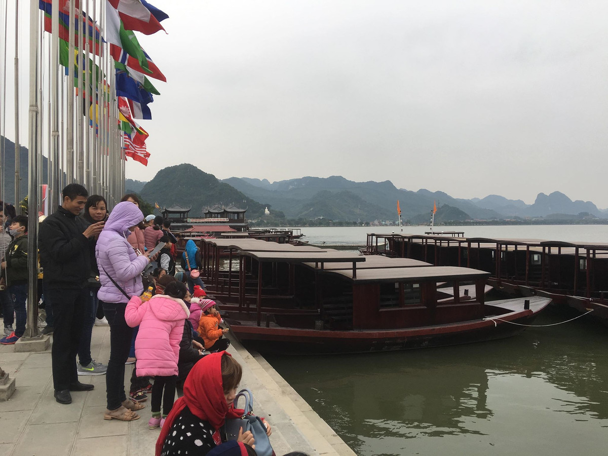 Bến thuyền phục vụ du khách.