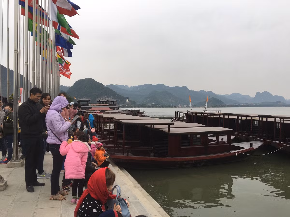 Bến thuyền phục vụ du khách.