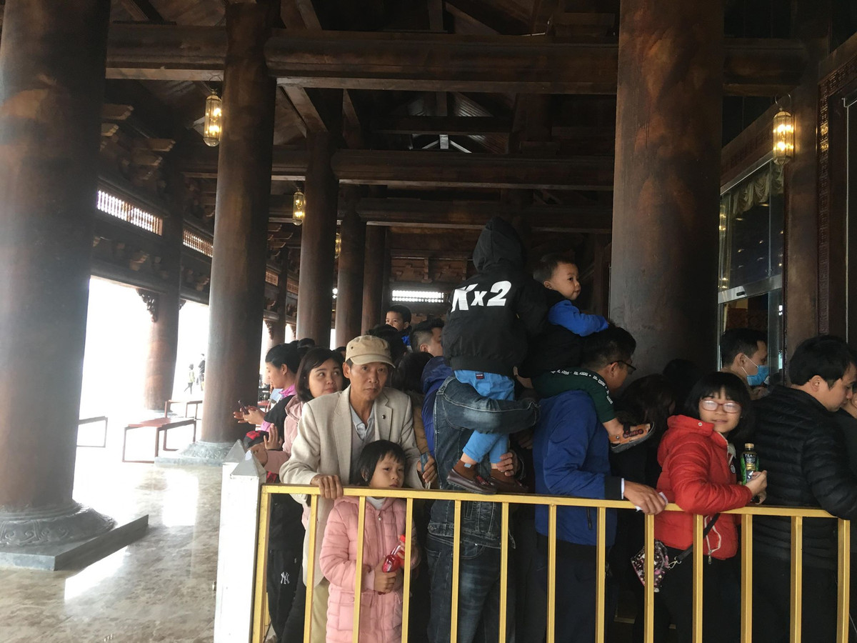 Cảnh mệt mỏi hiện rõ trên khuôn mặt các du khách.