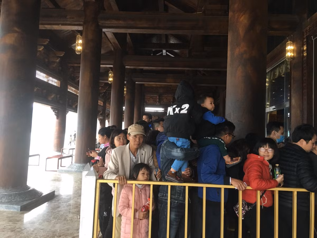 Cảnh mệt mỏi hiện rõ trên khuôn mặt các du khách.