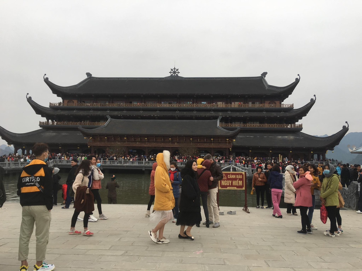 Ngôi chùa thu hút đông đảo du khách những ngày đầu xuân năm mới.