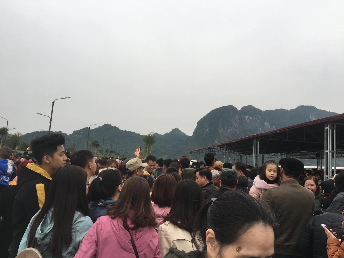 Sau khi mua được vé sử dụng thuyền tham quan, du khách tiếp tục phải đợi để được phục vụ.