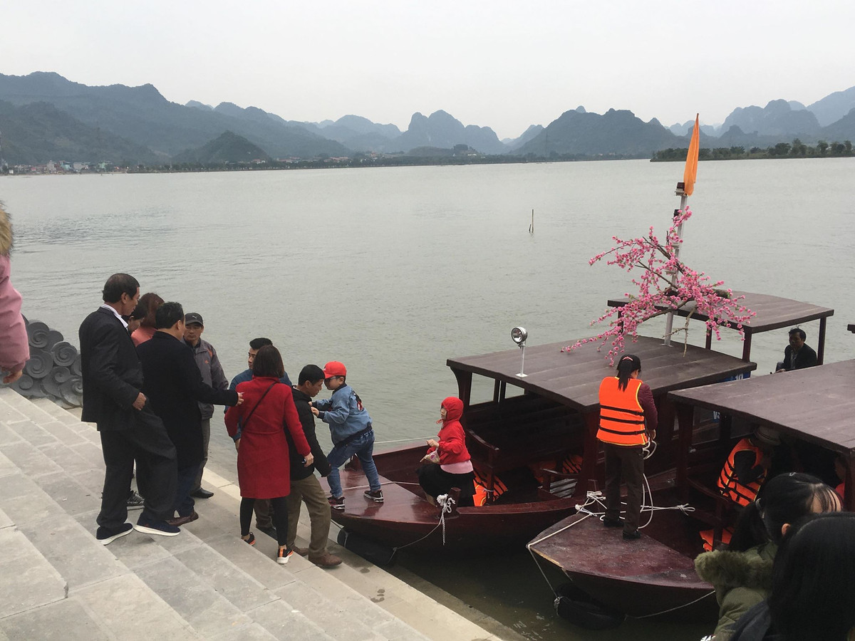 Lúc nào cũng tấp nập cảnh lên xuống.