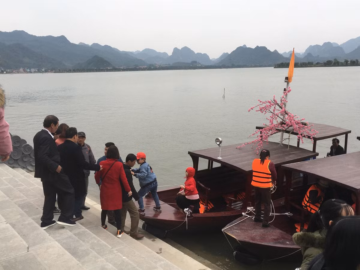 Lúc nào cũng tấp nập cảnh lên xuống.