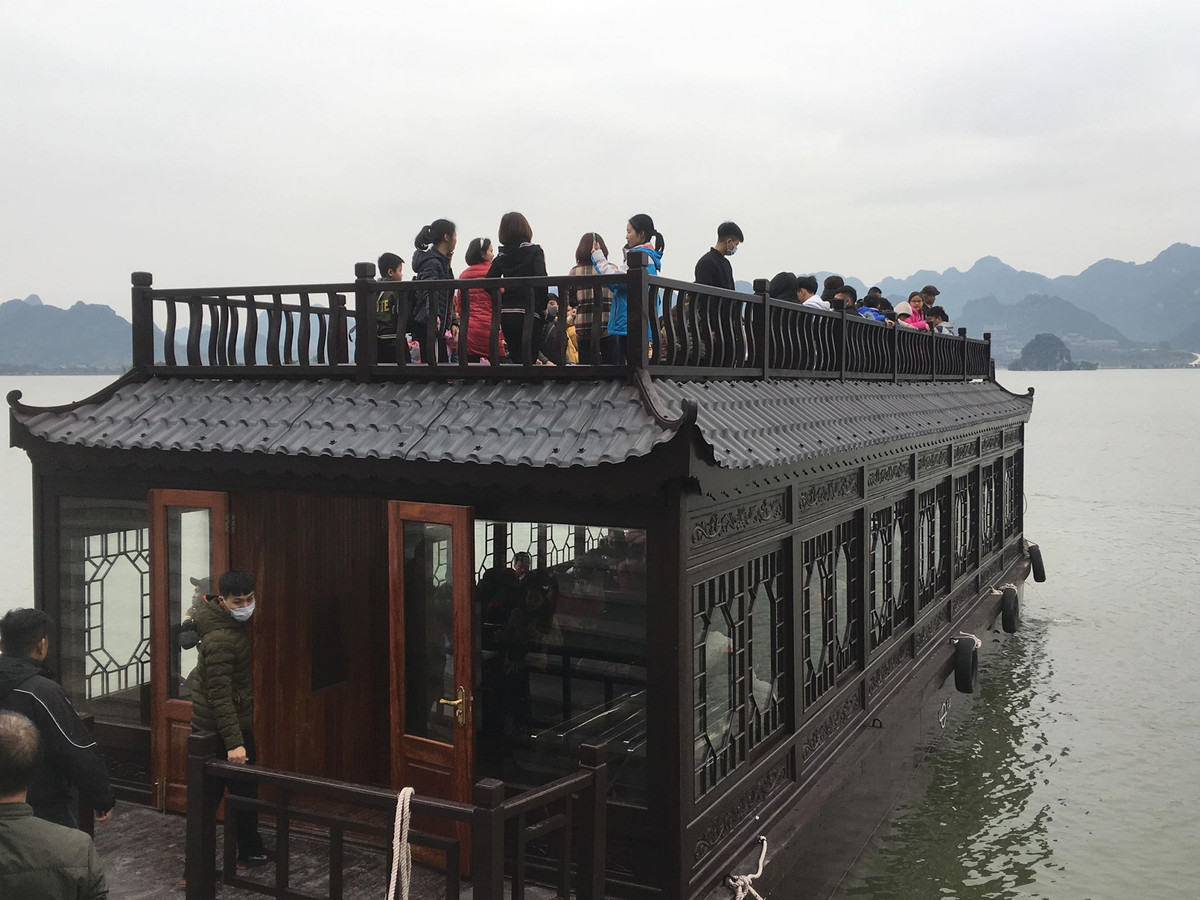 Một trong những du thuyền phục vụ khách.